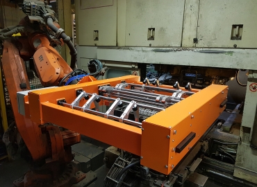 Pneumatikus termékmegfogó automata robotos állomáshoz